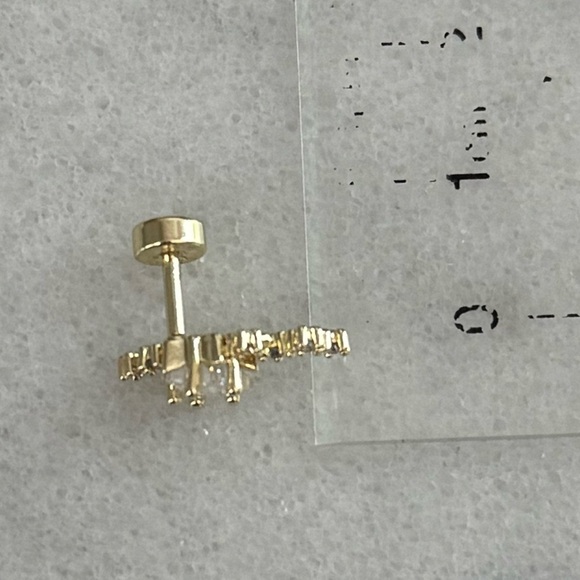 Gold Star Burst Arch Crystal Cartilage Earring - Picture 4 of 5